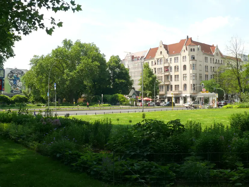 Grünanlage am Savignyplatz in Charlottenburg mit Altbauten im Hintergrund
