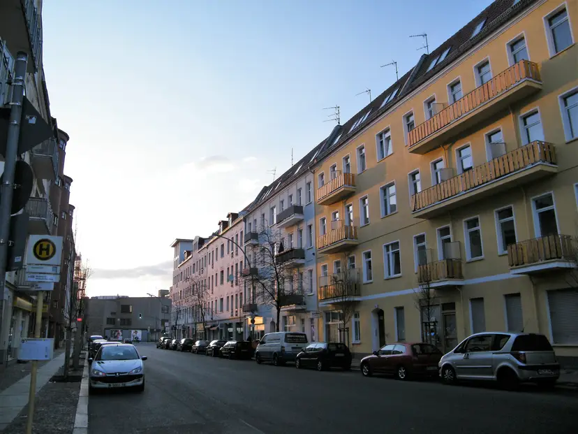 Altbau-Wohnhäuser mit Balkonen in der Irenenstraße in Berlin-Rummelsburg