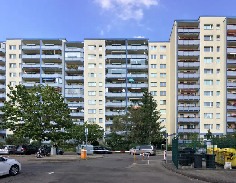 Plattenbauten an der Mehrower Allee in Marzahn mit Parkplatz und Müllstandplatz davor
