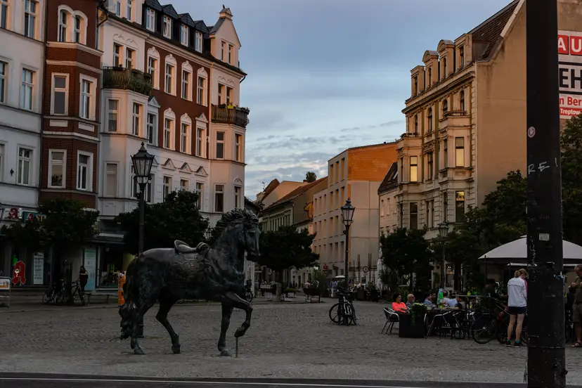 Platz in der Altstadt Köpenick mit historischen Häusern und Pferdeskulptur